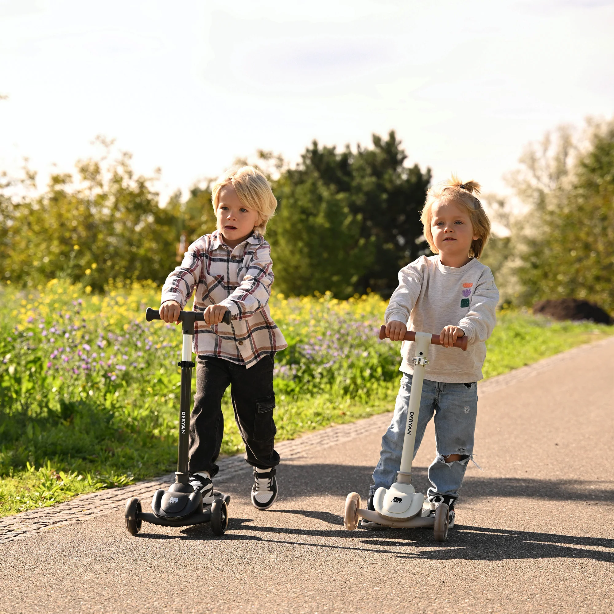 Harvey Kids Scooter 3 wheels - age group 3+ - max 110.3 lb - LED lights in the wheels - height adjustable 25.6"-27.6"-29.5"-31.5" - Black - Image 2